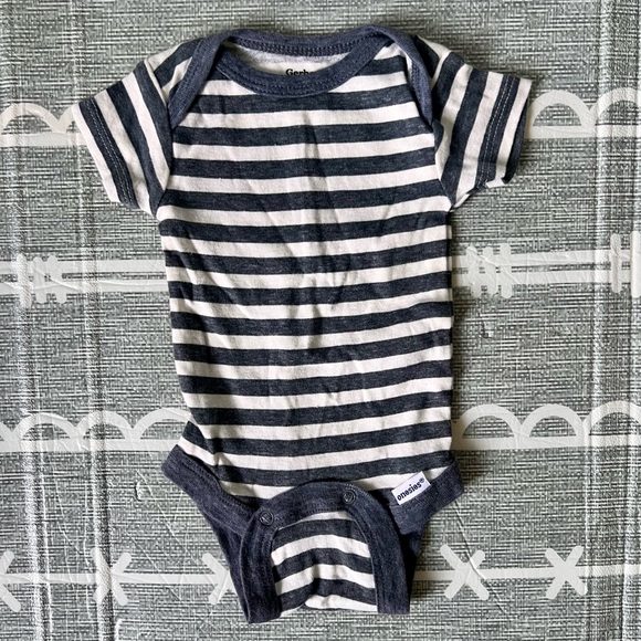 Set of seven newborn onesies - Picture 8 of 11